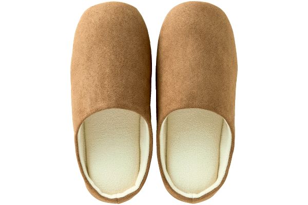 つま先上がりのスエード調スリッパ ブラウンＬ　25〜27.5cm