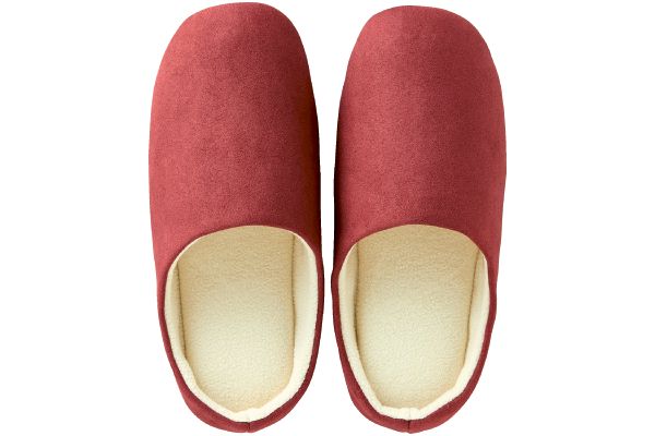 つま先上がりのスエード調スリッパ レッドＭ　22〜24.5cm