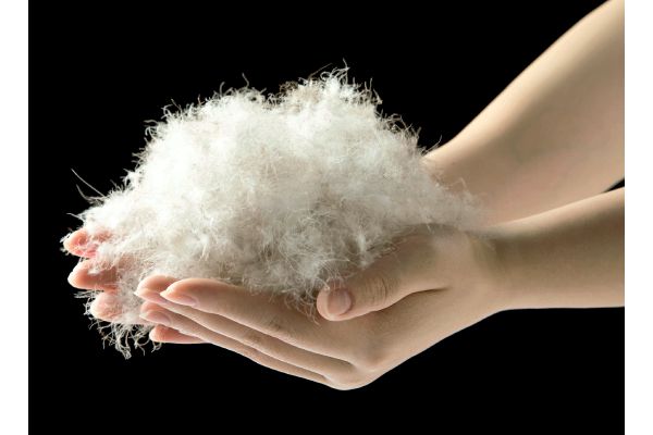 ふわっと軽いメンズダウンベスト