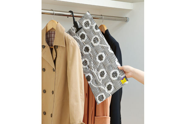 住まいの湿気とり　クローゼット用除湿シート　つり下げ