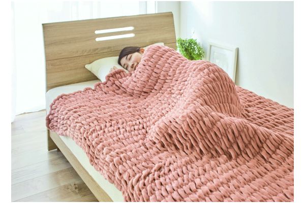 やさしく体を包み込む吸湿発熱ケット