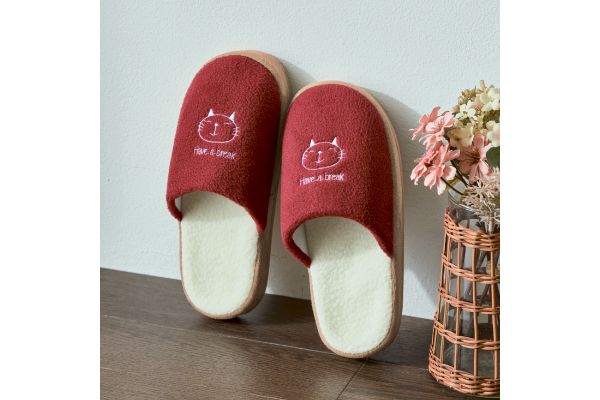 にゃっこり刺繍あったかフィットスリッパ レッドＭ