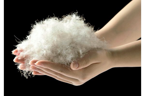 ふわっと軽いセミロングダウンコート