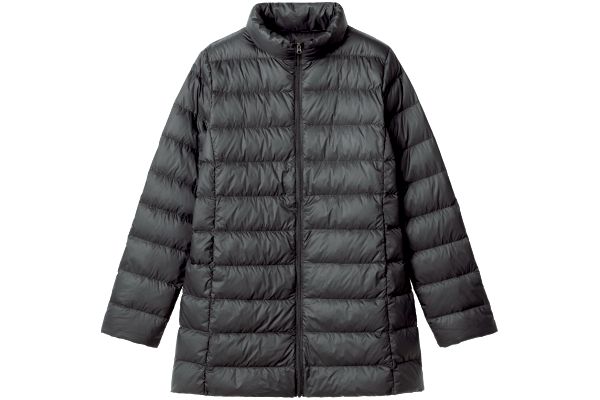 ふわっと軽いセミロングダウンコート