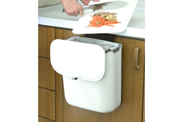 扉に掛けるスライド蓋付きゴミ箱