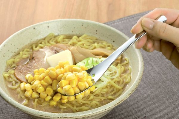 小ぶりなレンゲスプーン　穴あき