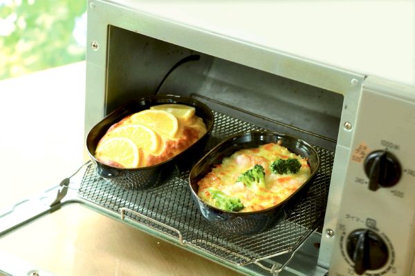 町のレストランのグラタン皿　紺窯変