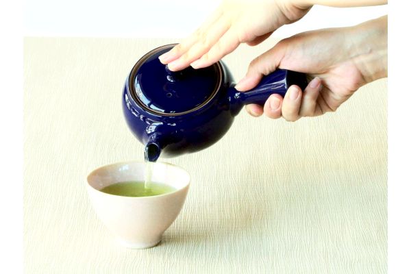 茶葉が捨てやすい茶カゴ急須　瑠璃