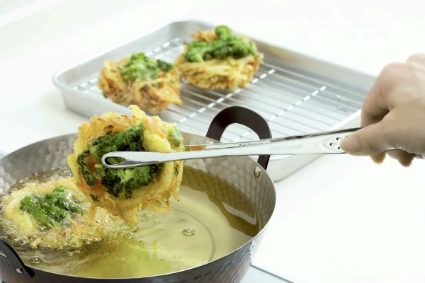 握りを軽くした菜箸トング