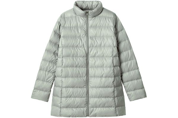 ふわっと軽いセミロングダウンコート