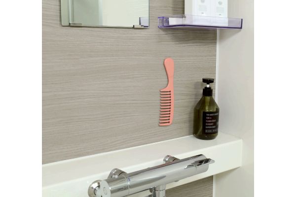 壁にくっつくトリートメントコーム