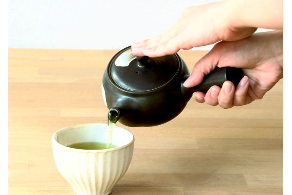 茶葉が捨てやすい茶カゴ急須　白刷毛目