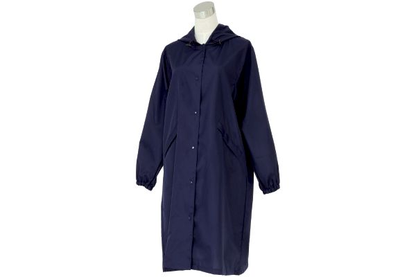 サッと羽織れる　はっ水レインコート M〜Lネイビー