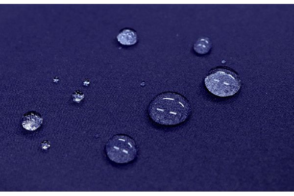 サッと羽織れる　はっ水レインコート