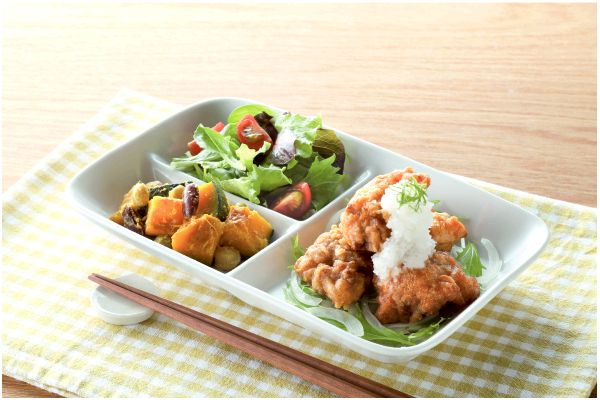 町のレストランの仕切りプレート