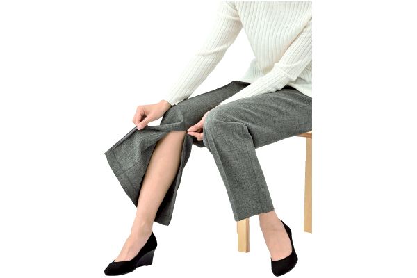 しわになりにくい裾ファスナーパンツ