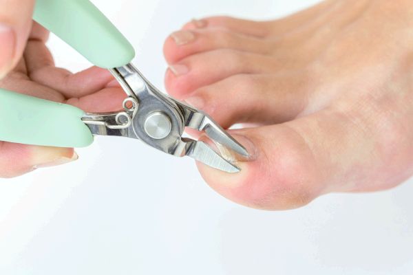 巻き爪も切りやすいニッパー爪切り