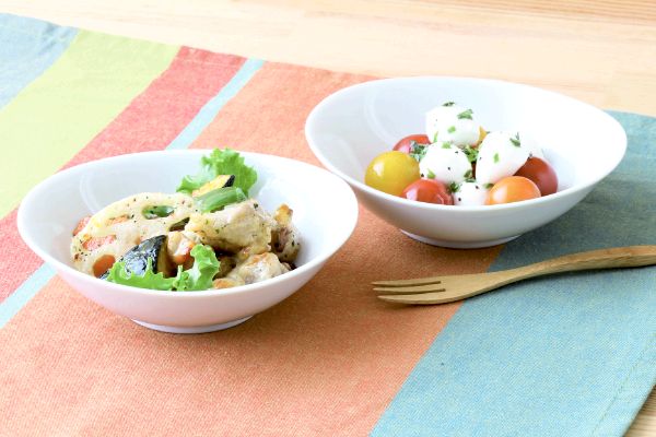 町のレストランの楕円ボウル