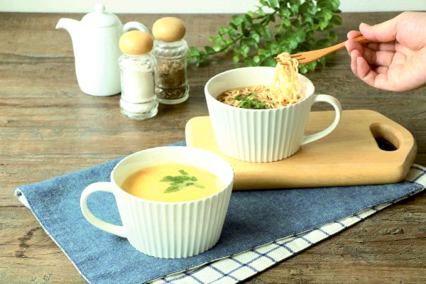 町のレストランのたっぷりスープカップ