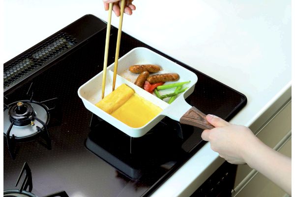 同時調理できる仕切り付きフライパン