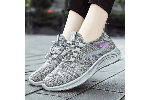 結ばないメッシュスニーカー