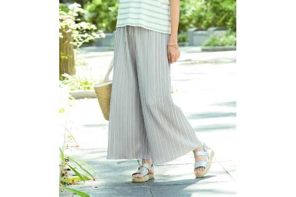 シワになりにくいワイドパンツ
