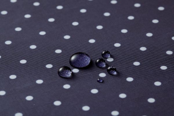 【ネット限定】視界が広い携帯できるレインポンチョ　　ネイビードット