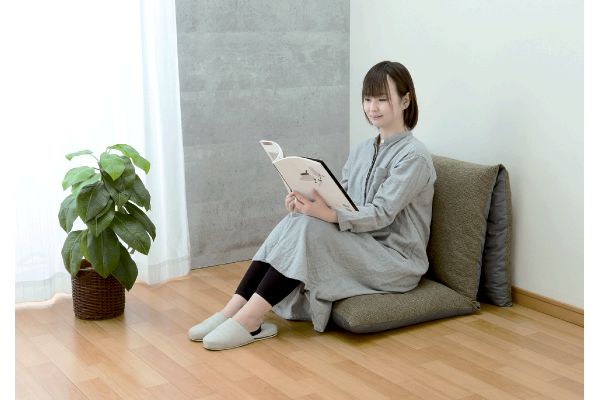 【ネット限定】［くらしあす］座布団がごろ寝クッションになる収納袋　　ブラウン
