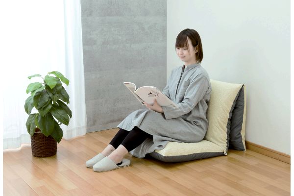 【ネット限定】［くらしあす］座布団がごろ寝クッションになる収納袋　　アイボリー
