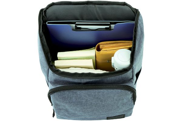 出し入れスムーズな軽量リュック