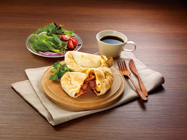 丸ごとソーセージとアラビアータ風手包みカルツォーネ 240g（2個入り）