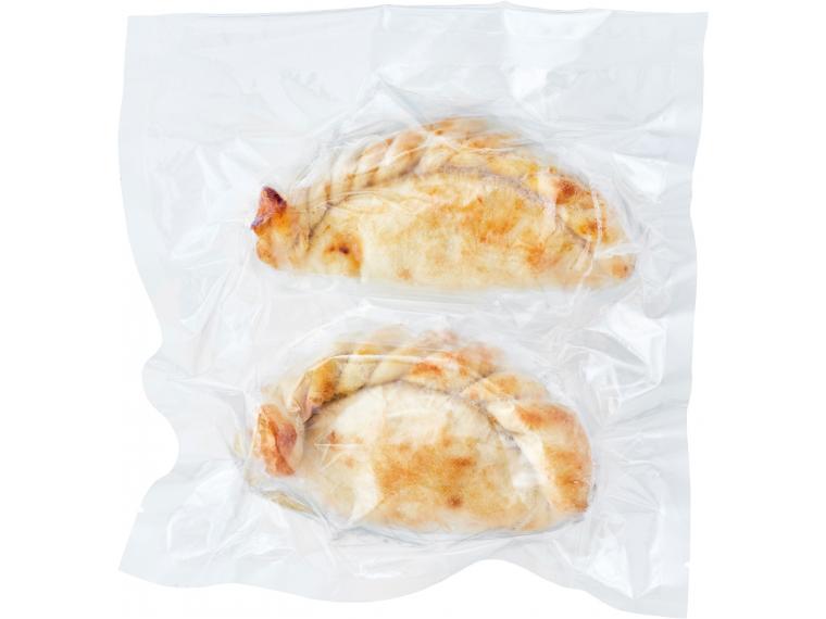 丸ごとソーセージとアラビアータ風手包みカルツォーネ 240g（2個入り）
