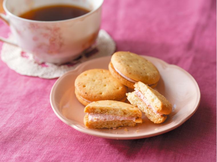 全粒粉入り　あまずっぱいいちごミルクサンド 141g（個包装込み）